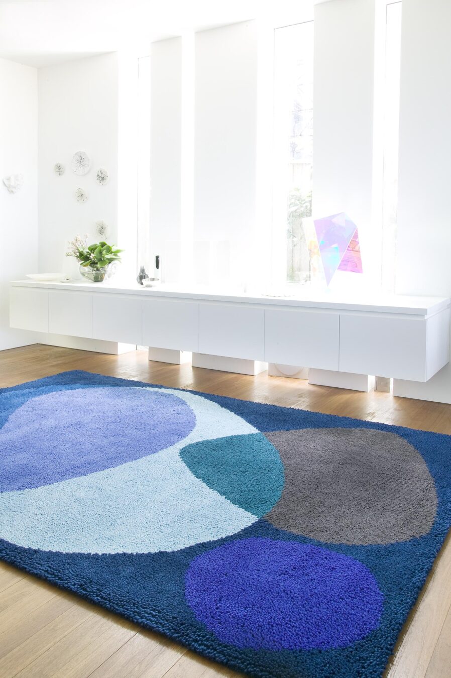 Glomboks Navy Blue Teal Wool Rug – Luna Eclipse Lifestyle View 2 – Rugfine